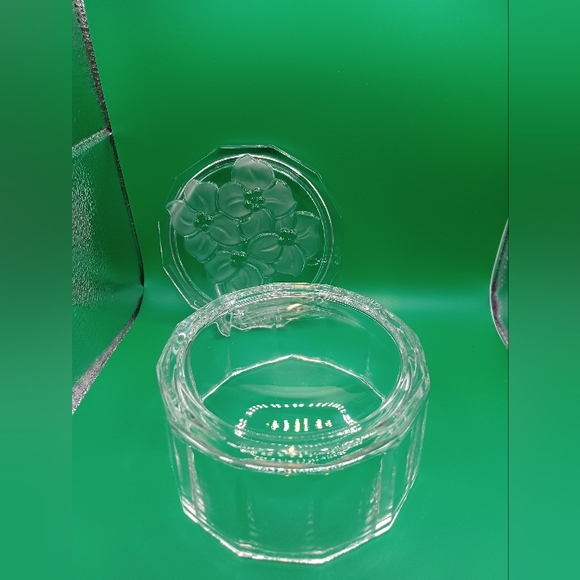 VINTAGE CLEAR Glass Trinket Dogwood Pattern Bloom Box Floral Frosted Lidded 3" - Picture 2 of 12
